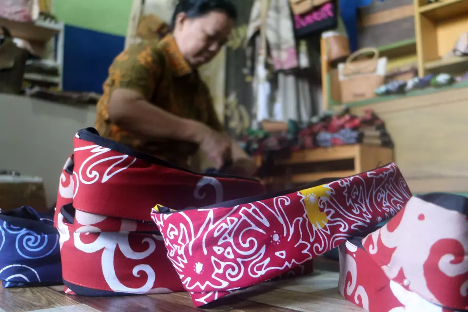 Perajin menyelesaikan pembuatan ikat kepala atau singal khas Kalimantan Utara di Marco Handmade peserta artisan Gerakan Nasional (Gernas) Bangga Buatan Indonesia (BBI), Tarakan, Kalimantan Utara, belum lama ini. Pemprov Kalimantan Utara telah merealiasasikan pembiayaan usaha mikro, kecil dan menengah (UMKM) di Kaltara mencapai Rp 2,5 miliar, sedangkan jumlah UMKM di Kaltara yang sukses onboarding sebanyak 785 UMKM dengan jumlah transaksi penjualan UMKM mencapai Rp 69,6 miliar. (ANTARA FOTO/Yulius Satria Wijaya/Spt)