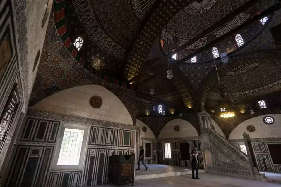 Rekam media di dalam Masjid Sariyat al-Gabal yang dipugar, juga dikenal sebagai Masjid Suleyman Pasha al-Khadim, masjid Ottoman pertama yang dibangun di dalam Benteng Salah al-Din di Kairo lama, Mesir pada 16 September 2023. (Foto: REUTERS/ Amr Abdullah Dalsh)