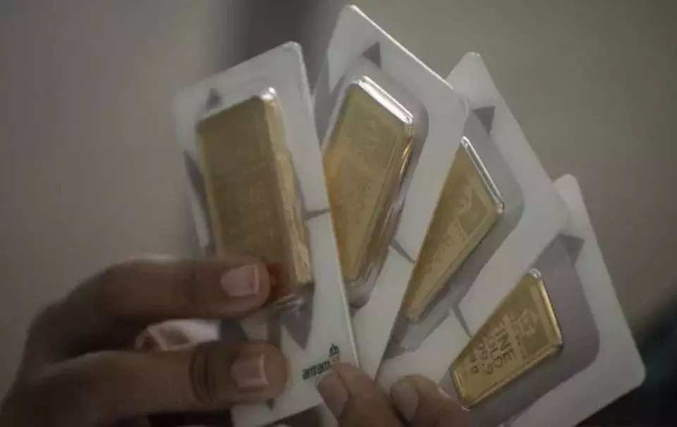 Karyawan menunjukkan imitasi emas batangan Antam di Butik Emas, Jakarta pada 3 Maret 2020. (Foto: ANTARA FOTO/Aprillio Akbar/wsj)