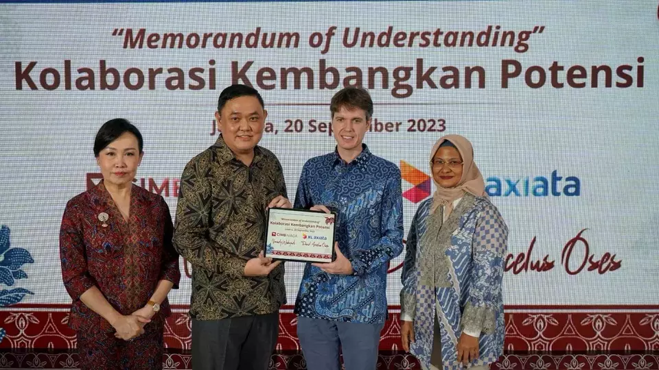 (Ki-ka)Presiden Direktur CIMB Niaga, Lani Darmawan, Consumer Banking Director CIMB Niaga, Noviady Wahyudi, Direktur & Chief Commercial Officer - Consumer XL Axiata, David Arcelus Oses dan Presiden Direktur & CEO XL Axiata, Dian Siswarini dalam acara penandatanganan MOU kerjasama XL Axiata dan CIMB Niaga di Jakarta. Rabu (20/9/2023). (Foto: Dok.PR)