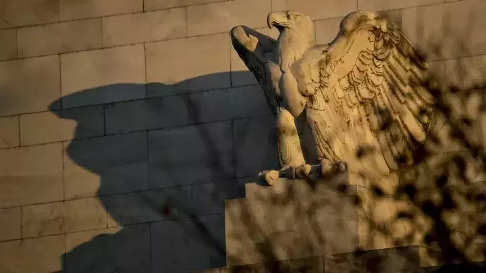 Patung elang berdiri di fasad gedung Federal Reserve Marriner S. Eccles di Washington, Amerika Serikat. (Foto: Andrew Harrer / Bloomberg / Getty Images)