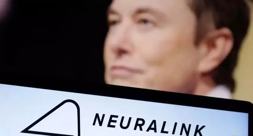 Logo Neuralink dan foto Elon Musk terlihat dalam ilustrasi yang diambil pada 19 Desember 2022. (Foto: REUTERS/Dado Ruvic/Illustration)