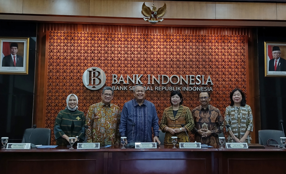 Gubernur Bank Indonesia Perry Warjiyo (ketiga dari kiri) dalam konferensi pers Hasil Rapat Dewan Gubernur Bulanan Bulan September 2023 di Gedung Thamrin, BI pada Kamis (21/9/2023). (Investor Daily/Arnoldus Kristianus)