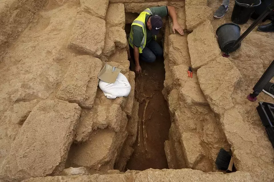 Para arkeolog Palestina mengeluarkan pasir dari kuburan di pemakaman Romawi di Jebaliya, Jalur Gaza utara pada 23 September 2023. Pemakaman kuno itu ditemukan tahun lalu saat pembangunan proyek perumahan. Para peneliti telah menemukan 135 kuburan, termasuk dua sarkofagus yang terbuat dari timah. (Foto: AP/Adel Hana)