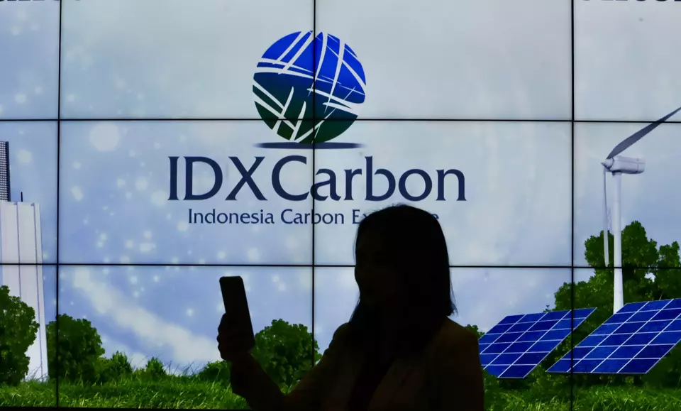 Pengunjung berada di galeri BEI dengan latar ilustrasi bursa karbon. (Investor Daily/David Gita Roza)