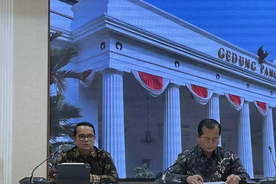 Direktur Jenderal Kerja Sama Multilateral Kementerian Luar Negeri RI Tri Tharyat (kiri) menyampaikan keterangan pers di Jakarta, Jumat (29/9/2023). (ANTARA/Yashinta Difa)
