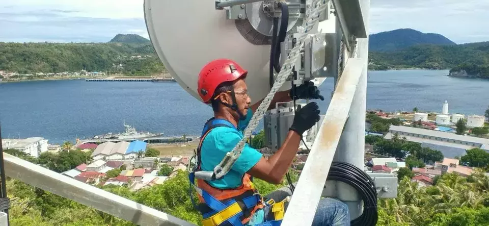 Teknisi sedang merawat jaringan BTS 4G XL Axiata. (IST)