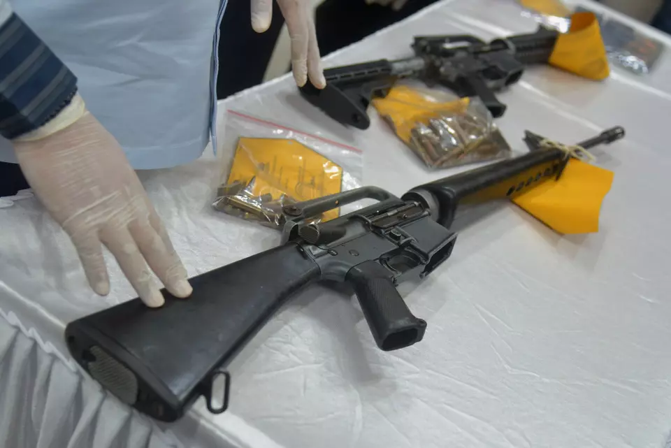 Personel Polda Aceh menata barang bukti senjata api laras panjang beserta amunisi saat konferensi pers di Banda Aceh, Aceh, baru-baru ini. Menurut Polda Aceh, dua pucuk senjata api M16 beserta tiga magasin, 55 butir peluru kaliber 7,62 milimeter, dan 15 butir peluru kaliber 5,56 milimeter itu merupakan senjata bekas konflik yang diserahkan warga melalui tokoh masyarakat kepada pihak kepolisian di Kabupaten Pidie, Aceh. (ANTARA FOTO/Ampelsa/tom)