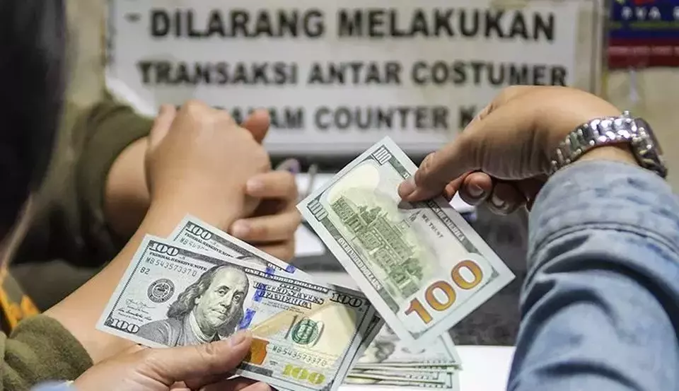 Warga menukarkan mata uang dolar AS di sebuah gerai money changer di Jakarta. (Foto: ANTARA FOTO/Galih Pradipta/wsj/aa)