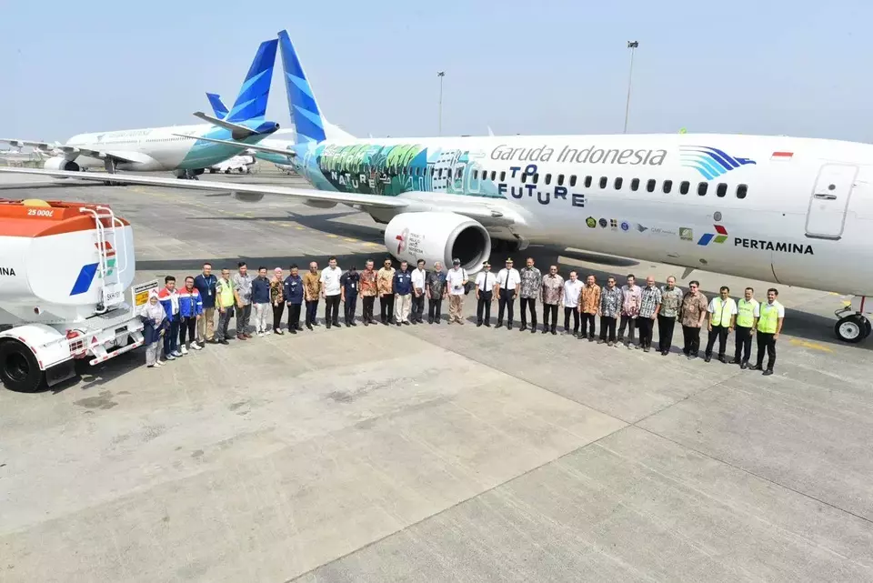 Para tamu undangan berfoto di depan pesawat Boeing 737-800 yang akan melakukan uji coba terbang menggunakan Bioavtur j2.4 menuju Pelabuhan Ratu, Tangerang, Banten, Rabu 4 Oktober 2023.