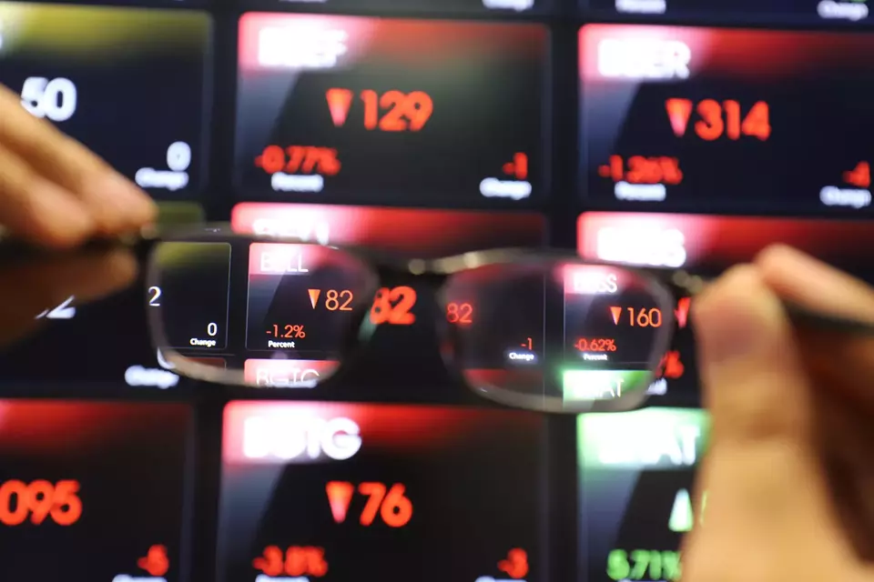 Investor memantau pergerakan saham di gedung BEI, Jakarta. (Investor Daily/David Gita Roza)