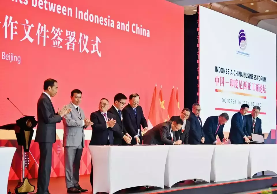 PT Krakatau Steel Tbk (KRAS) dan Baowu Group Zhongnan menandatangani nota kesepahaman kerja sama reaktivasi fasilitas hulu Iron and Steel Making (ISM) dalam acara Indonesia China Business Forum di Beijing, Senin (16/10/2023).