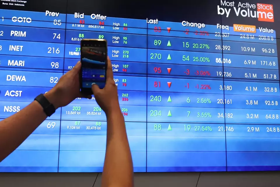 Investor memantau pergerakan saham di galeri BEI, Jakarta. (Investor Daily/David Gita Roza)