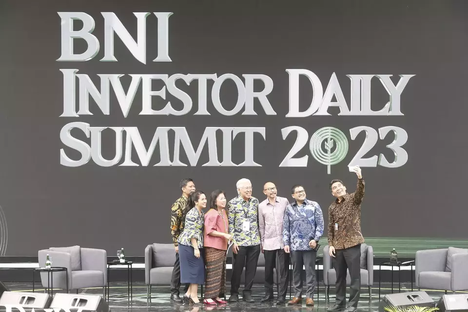 Chairman B Universe Enggartiasto Lukita (empat dari kiri) bersama (ki-ka): Chief Economist BNI Leo Putra Rinaldy, Wakil Direktur Utama B Universe Apreyvita D Wulansari, mantan Direktur Pelaksana Bank Dunia Mari Elka Pangestu atau Mari Pangestu, Menteri Keuangan periode 2013-2014, Chatib Basri, Kepala Badan Kebijakan Fiskal (BKF) Kementerian Keuangan Febrio Nathan Kacaribu dan Direktur Eksekutif Departemen Kebijakan Ekonomi Moneter Bank Indonesia (BI) Firman Mochtar, usai menjadi pembicara saat plenary season dengan tema: Sustaining Indonesian Growth Amidst Global Tension, saat BNI Investor Daily Summit 2023, di Taman Kota Plataran, Senayan, Jakarta, Selasa (24/10/2023). (Investor Daily/David Gita Roza)
