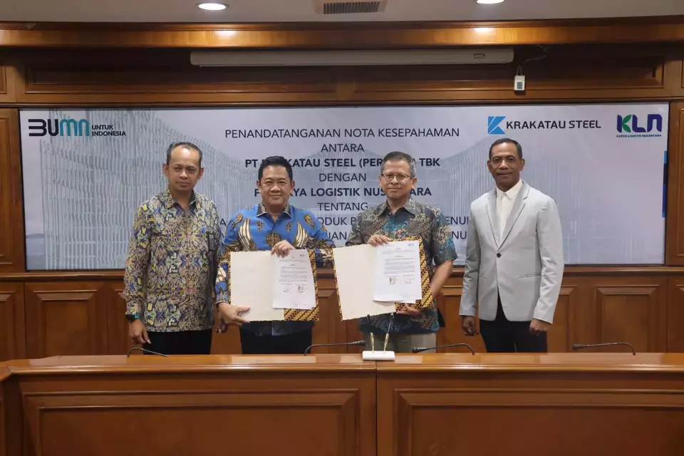 Kerja sama PT Krakatau Steel Tbk dan PT KLN ditandatangani oleh Direktur Komersial Krakatau Steel Akbar Djohan dan Direktur Utama PT KLN Fery Hendriyanto di Gedung Krakatau Steel Jakarta. (KRAS)