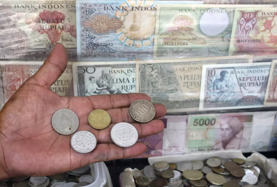 Pedagang menunjukan uang koin rupiah kuno di kawasan Pasar Baru, Jakarta (30/10/2023). Pada 77 tahun lalu tepatnya pada 30 oktober 1946 Indonesia untuk pertama kalinya menerbitkan mata uang resmi yaitu Oeang Republik Indonesia (ORI), dan tanggal tersebut setiap tahunnya dirayakan sebagai Hari Oeang RI (HORI). (ANTARA FOTO/Arif Prada/Ak/Spt)