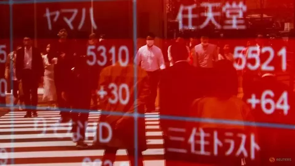 Pejalan kaki terlihat di papan kutipan saham listrik di luar sebuah broker di Tokyo, Jepang pada 18 April 2023. (File foto: Reuters/Issei Kato)
