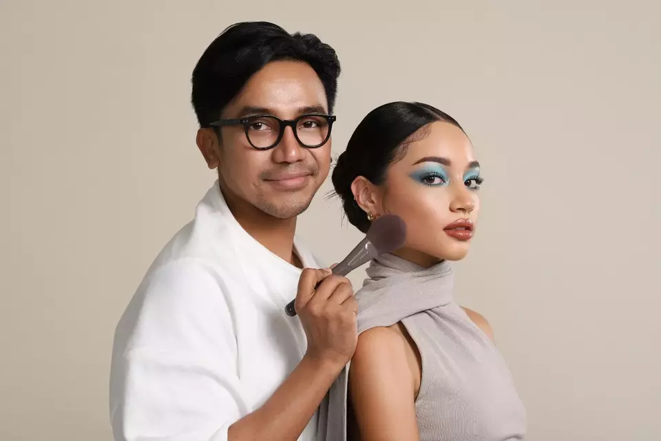 Make up artis (MUA) Bubah Alfian menggunakan brush untuk merias model