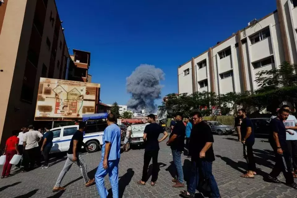 Warga Palestina bereaksi ketika asap membubung menyusul serangan Israel, saat konflik antara Israel dan kelompok Islam Palestina Hamas berlanjut, di Khan Younis di selatan Jalur Gaza pada 26 Oktober 2023. (Foto: REUTERS/Mohammed Salem/File PhotoREUTERS)