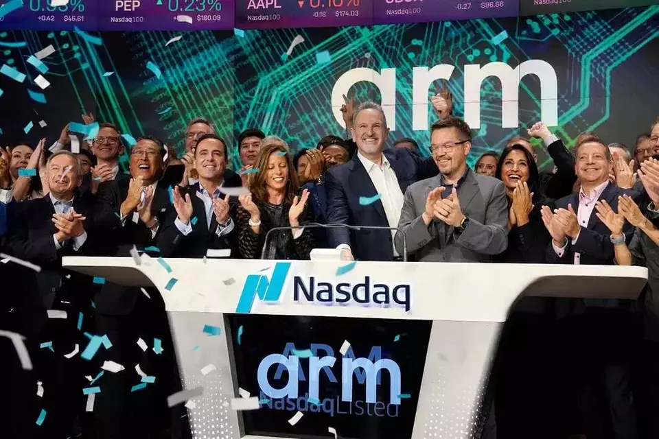 CEO ARM Holdings Rene Haas (tengah) membunyikan Lonceng Pembukaan Nasdaq di Nasdaq MarketSite saat IPO perusahaannya di Times Square New York, Amerika Serikat pada 14 September 2023. (Foto: AP Photo/Richard Drew)