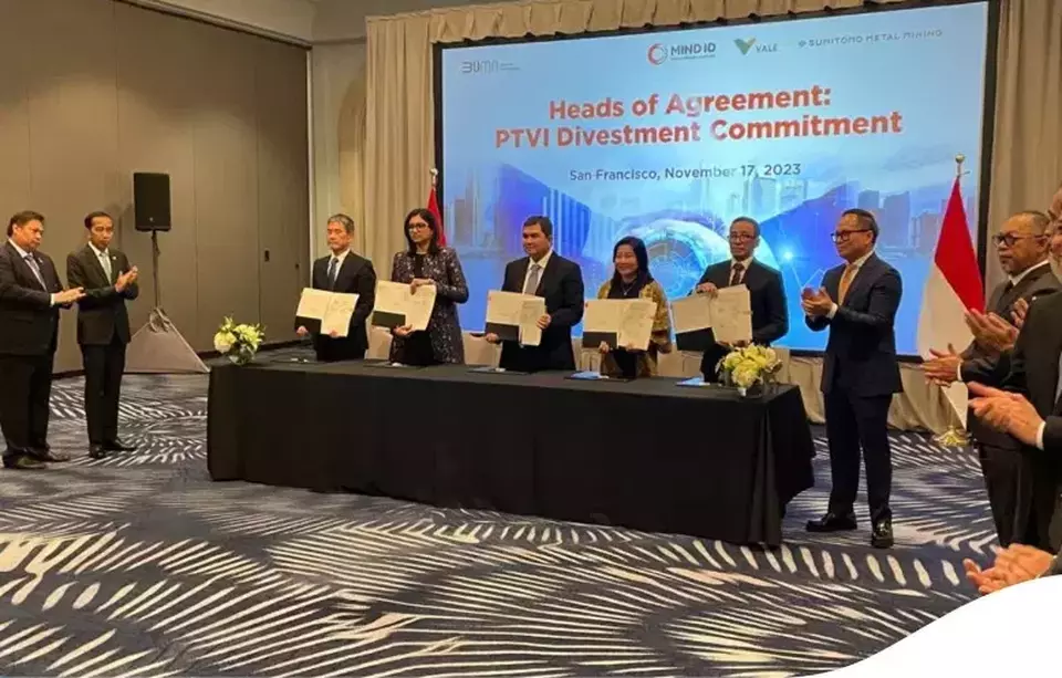 Penandatanganan perjanjian pendahuluan divestasi saham PT Vale Indonesia Tbk (INCO) disaksikan oleh Presiden Joko Widodo, Menteri Koordinator Bidang Perekonomian Airlangga Hartarto, Wakil Menteri Badan Usaha Milik Negara Kartika Wirjoatmodjo, dan para pejabat tinggi negara lainnya. (Instagram/Vale Indonesia)