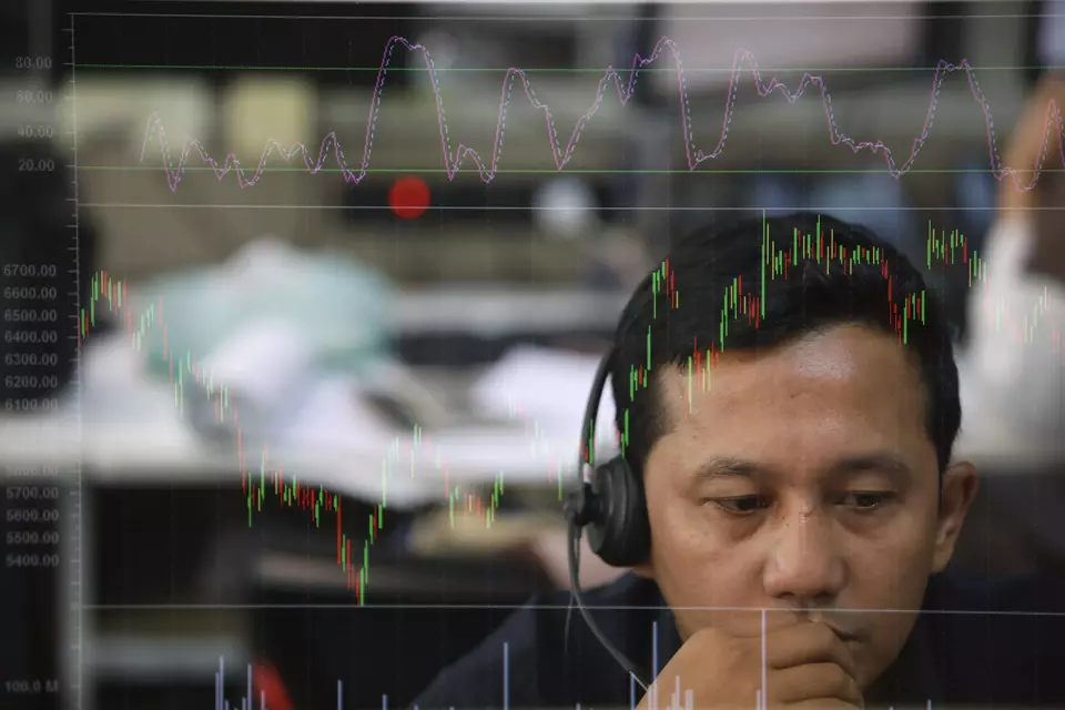 Pialang meihat pergerakan saham di sebuah sekuritas, Jakarta. (Investor Daily/David Gita Roza)