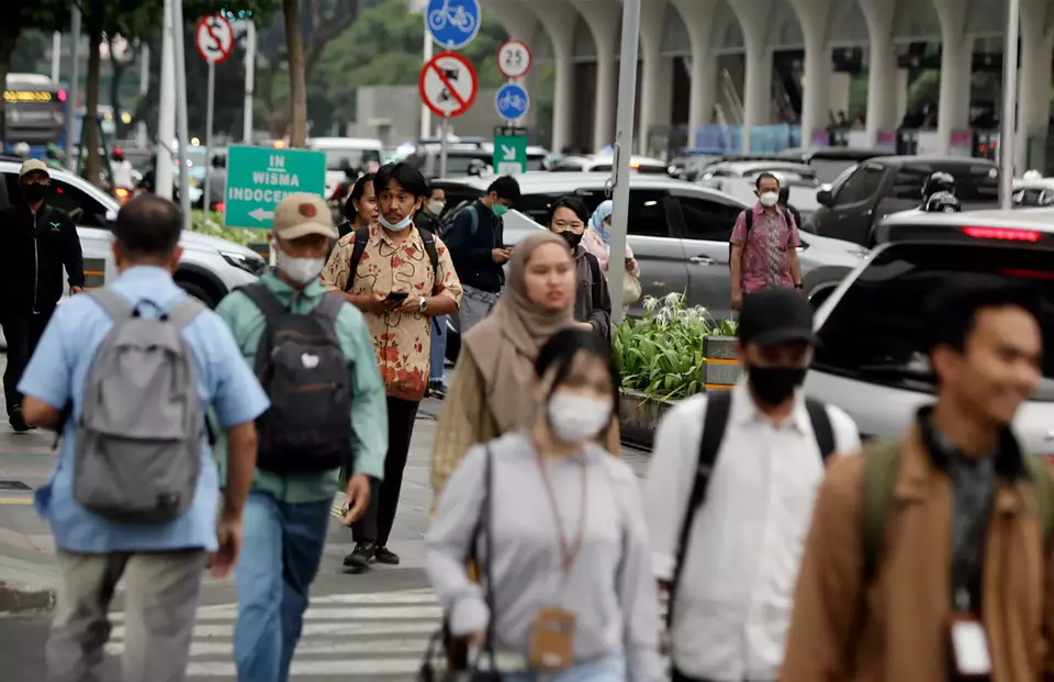 Sejumlah pekerja saat jam pulang di kawasan Jalan Jendral Sudirman, Jakarta, Selasa (21/11/2023). (B Universe Photo/Joanito De Saojoao)