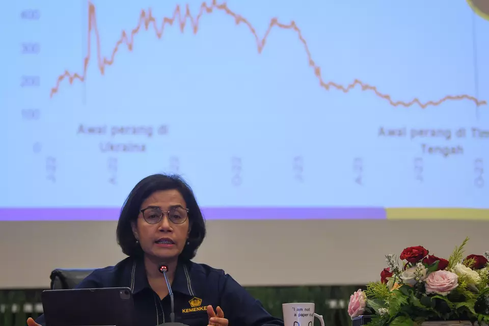 Menteri Keuangan Sri Mulyani menyampaikan paparan dalam konferensi pers APBN KiTa di Gedung Kemenkeu, Jakarta, Rabu (25/10/2023). Sri Mulyani menyebutkan realisasi APBN mengalami surplus sebesar Rp67,7 triliun hingga September 2023 atau setara 0,32 persen terhadap Produk Domestik Bruto (PDB) dan lebih tinggi bila dibandingkan dengan surplus APBN pada September 2022 yang tercatat sebesar Rp60,9 triliun. (ANTARA FOTO/Aditya Pradana Putra/Spt)