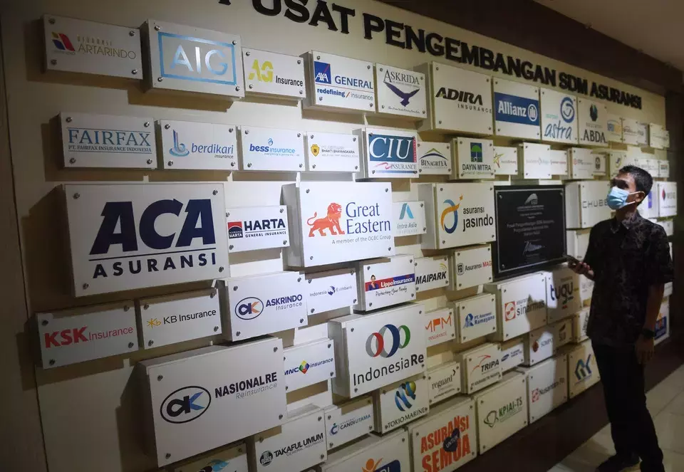 Instalasi nama-nama perusahaan asuransi umum di kantor AAUI, Jakarta. (Foto: Antara)