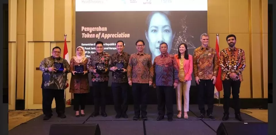Menteri Kesehatan Budi Gunadi Sadikin (tengha) bersama direktur rumha sakit rujukan nasional, dan Country Head Siemens Healthineers Indonesia, Alfred Fahringer di Jakarta, Selasa (12/12).