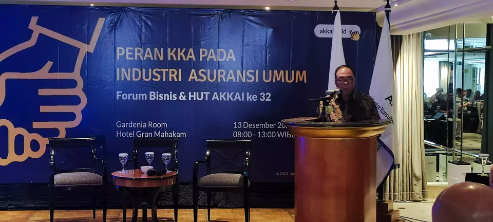 Ketua Asosiasi Kantor Konsultan Aktuaria Indonesia (AKKAI) Azwir Arifin saat memberikan sambutan pada peringatan 32 tahun AKKAI di Jakarta (13/12). 