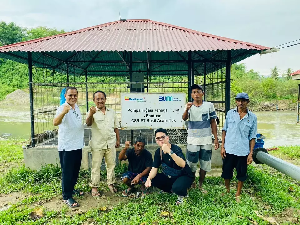 PLTS irigasi di Desa Talawi Mudik yang berkapasitas 18,7 kilowatt peak (kWp) membawa manfaat bagi kurang lebih 460 orang.