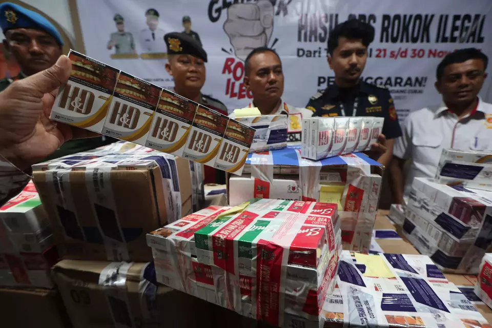 Tim gabungan memperlihatkan berbagai jenis rokok ilegal hasil sitaan di Banda Aceh, Aceh, Kamis (30/11/2023). Tim gabungan dari Satpol PP, Bea Cukai dan Polresta Banda Aceh sejak tanggal 21 hingga 30 November 2023 menyita 43.120 batang rokok ilegal dari sejumlah toko dan kios dengan kerugian negara sebesar Rp 65 juta lebih. (ANTARA FOTO/Irwansyah Putra/nz)