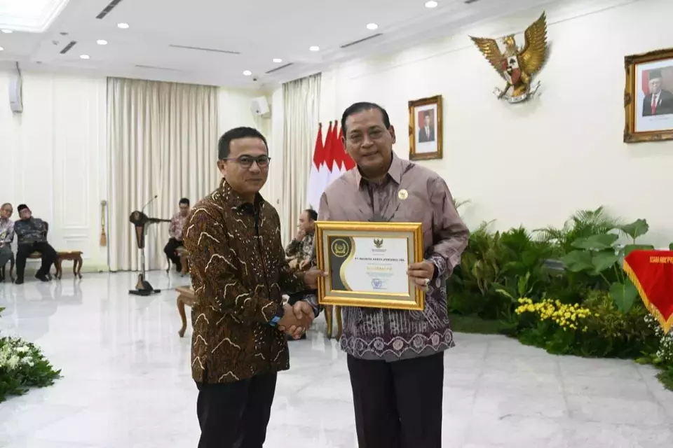 Piagam penghargaan sebagai badan publik informatif secara resmi diberikan oleh Ketua Komisi Informasi Pusat, Donny Yoesgiantoro kepada Direktur Utama Waskita, Muhammad Hanugroho. Ist