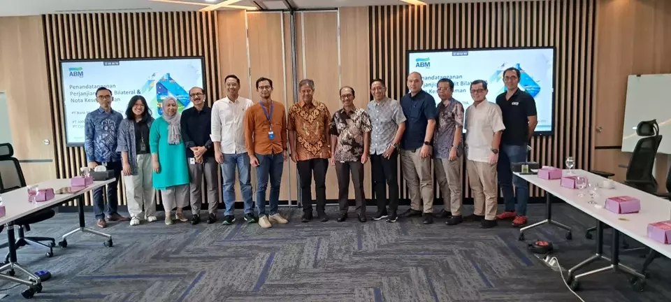 Direktur PT ABM Investama Tbk (ABMM) Andi Djajanegara bersama Vice President Bank Mandiri, Helmy Afrisa Nugroho