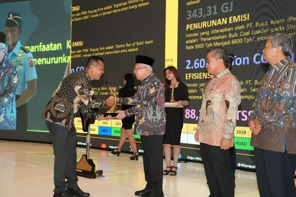 Penghargaan PROPER Emas diberikan langsung oleh Wakil Presiden RI, Ma