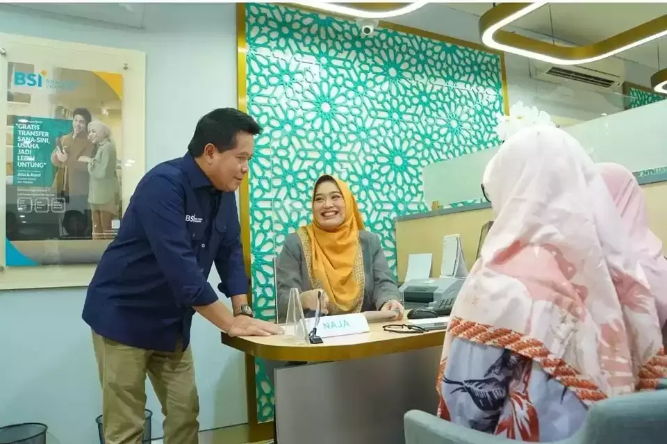 Direktur Utama BSI Hery Gunardi sedang berbincang dengan nasabah dan pegawai di Kantor Cabang BSI Mayestik Jakarta Selatan, Kamis (28/12/2023). (ist)