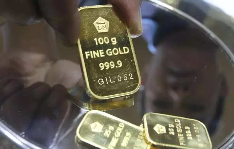 Pramuniaga menunjukkan emas batangan Aneka Tambang (Antam) di sebuah gerai emas di Malang, Jawa Timur pada Rabu (3/1/2024). (Foto: ANTARA FOTO/Ari Bowo Sucipto/nym)