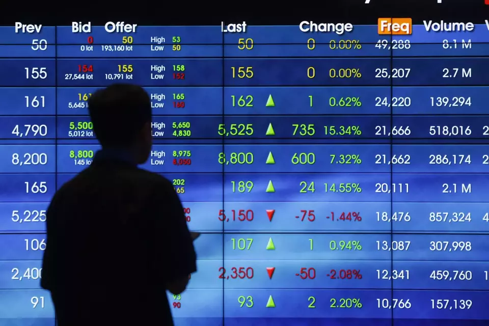 Pekerja berada di gedung BEI, Jakarta. (Investor Daily/David Gita Roza)