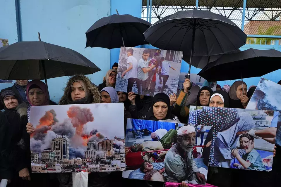 Aksi protes para pendukung Hamas menuntut agar staf yang dipecat di Jalur Gaza atas tuduhan ikut serta dalam serangan 7 Oktober di Israel selatan dikembalikan ke pekerjaan mereka, dan agar negara-negara melanjutkan pendanaan untuk badan tersebut, di depan markas besar Badan Bantuan dan Pekerjaan Perserikatan Bangsa-Bangsa (UNRWA) di Beirut, Lebanon, pada Selasa (30/01/2024). (AP Photo/Bilal Hussein)


