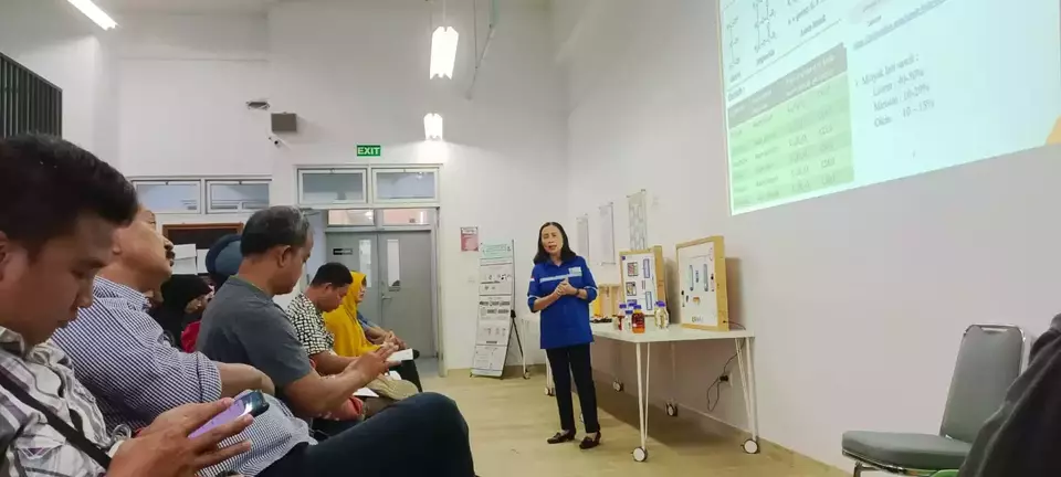 Kepala Laboratorium Teknik Reaksi Kimia dan Katalisis (TRKK) ITB Melia Laniwati Gunawan saat memberi penjelasan tentang pemanfaatan katalis dalam pembuatan produk bahan bakar berbasis sawit. (Foto : Istimewa)