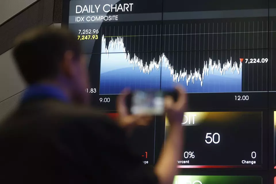 Pengunjung berada di galeri Bursa Efek Indonesia, Jakarta. (Investor Daily/David Gita Roza)