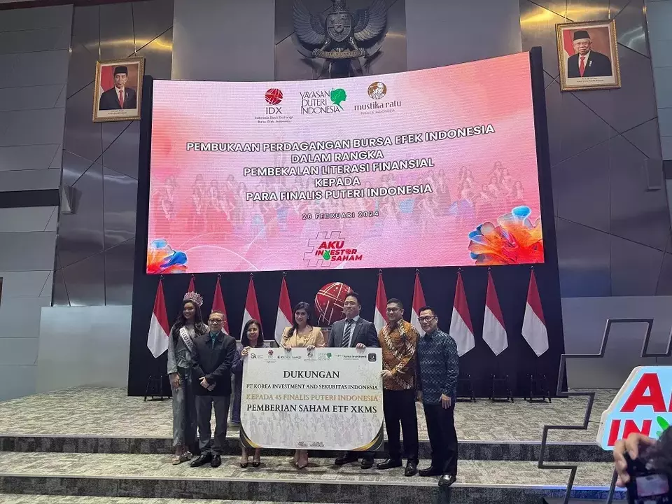 Para finalis Putri Indonesia hadir dan ikut membuka perdagangan dan mengikuti kegiatan edukasi dan literasi investasi pasar modal di Bursa Efek Indonesia (BEI) pada Senin (26/2/2024). (Foto: B Universe/ Vinnilya)