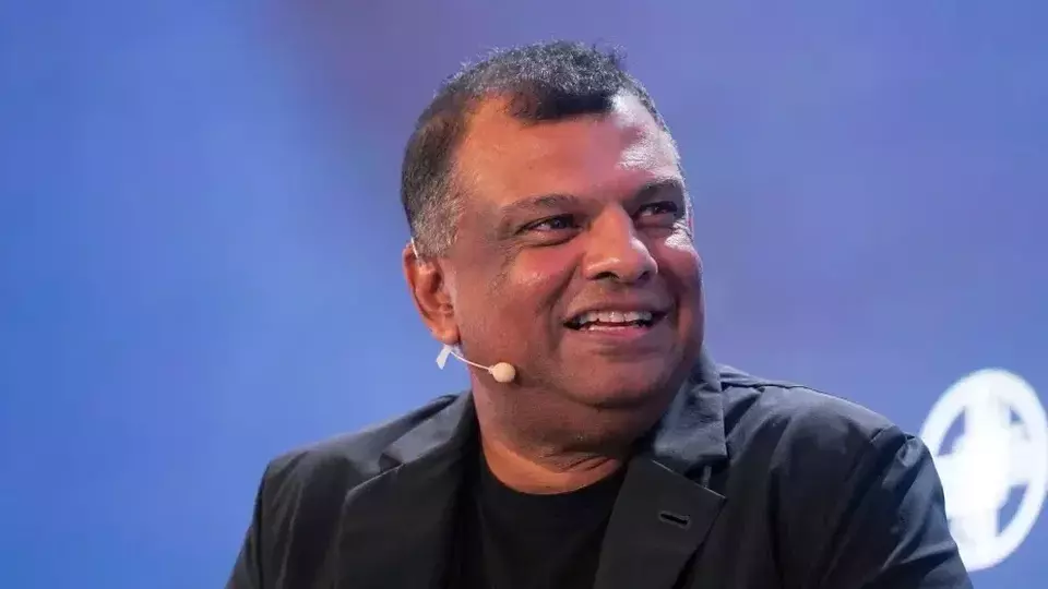 CEO Capital A Bhd. Tony Fernandes pada KTT Milken Institute Asia di Singapura pada 14 September 2023. (Foto: Bloomberg / Getty Images)