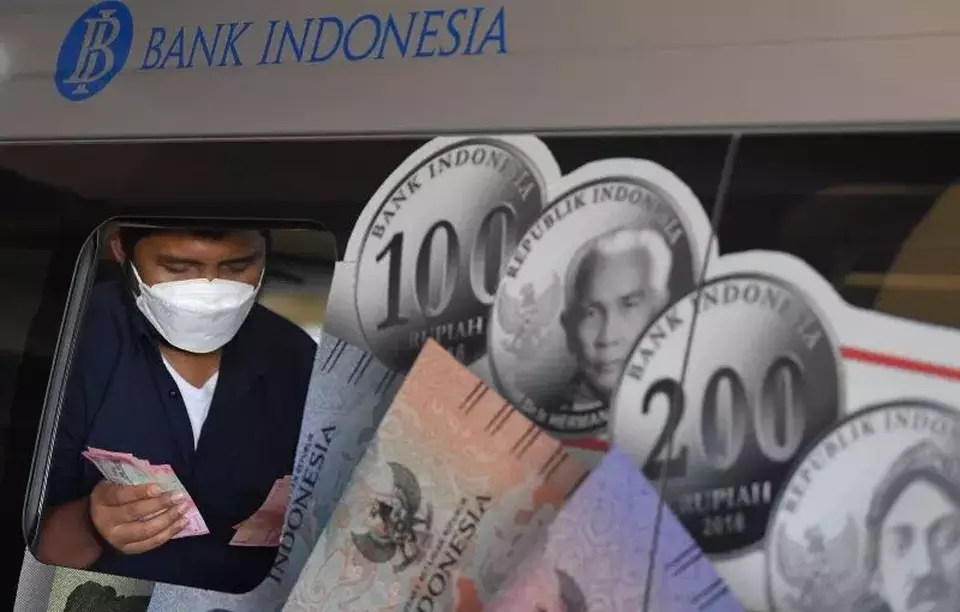 Petugas menghitung uang rupiah yang ditukarkan warga pada mobil kas keliling Bank Indonesia (BI) di Pasar Pramuka, Jakarta pada Senin (18/3/2024). (Foto: ANTARA FOTO/M Risyal Hidayat/YU)