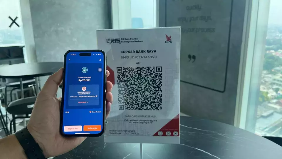 Nasabah Bank Raya sedang bertransaksi nontunai menggunakan QRIS. (ist)