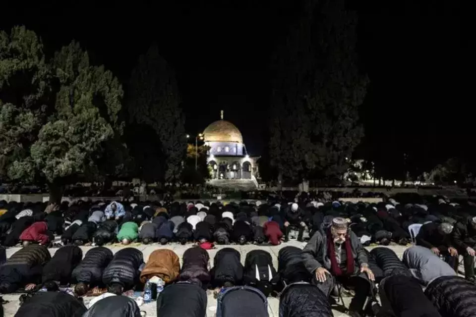 Umat Islam yang berhasil masuk ke Masjid Al-Aqsa melaksanakan tarawih dan shalat malam di Yerusalem Timur saat bulan suci Ramadan pada 19 Maret 2024. (Foto: Anadolu)