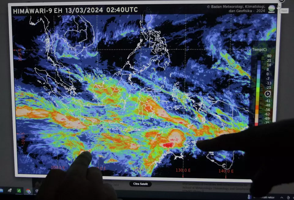 Petugas Badan Meteorologi Klimatologi dan Geofisika (BMKG) menunjukkan bibit siklon 91 S dan 93 P dari citra satelit Himawari di Stasun Klimatologi BMKG Karangploso, Malang, Jawa Timur, Rabu (13/3/2024). (Foto: ANTARA FOTO/Ari Bowo Sucipto/rwa)