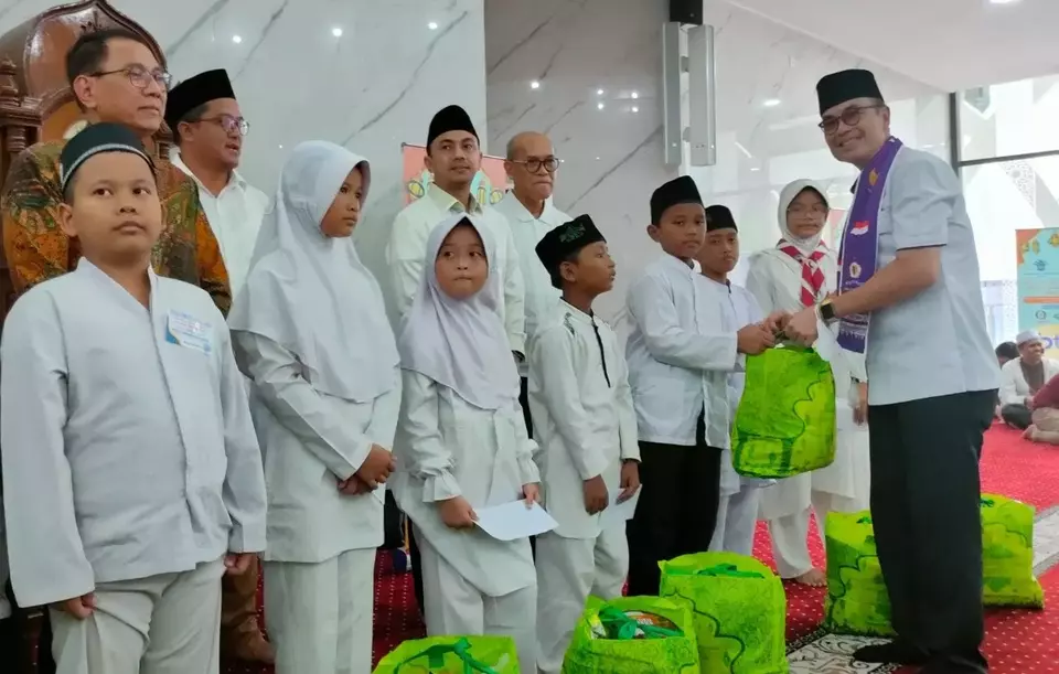 Ketua DPD REI DKI Jakarta Arvin F Iskandar menyalurkan santunan bagi anak yatim dan dhuafa di Jakarta, Kamis (28/3/2024)