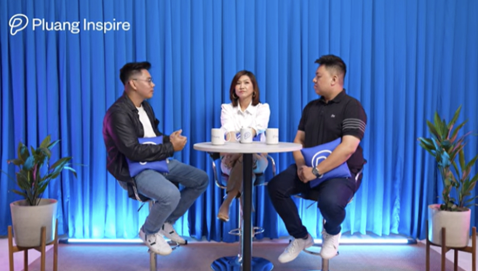 (Kiri-kanan):  Founder & CMO Sekolah Saham Indonesia Dennis SLL;  Anchor, CFP, CTA Aline Wiratmaja; dan Karyawan Swasta Prasetya di Pluang Inspire Episode 11. (Youtube/Pluang)